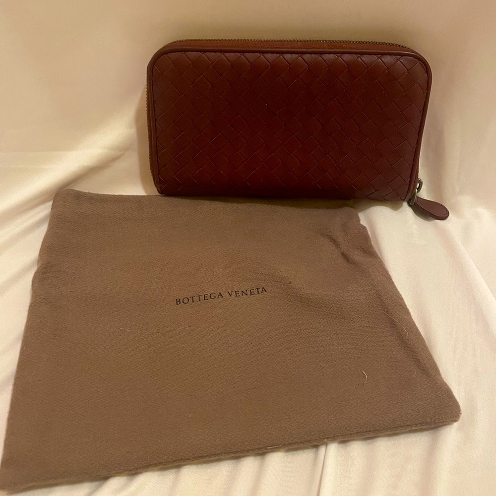 **EUC **Bottega Venata Zip Around Wallet